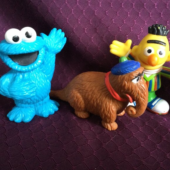 Lot 4 Sesame Street Figures 2010 Hasbro Elmo Bert Cookie Snuffleupagous - Picture 3 of 6